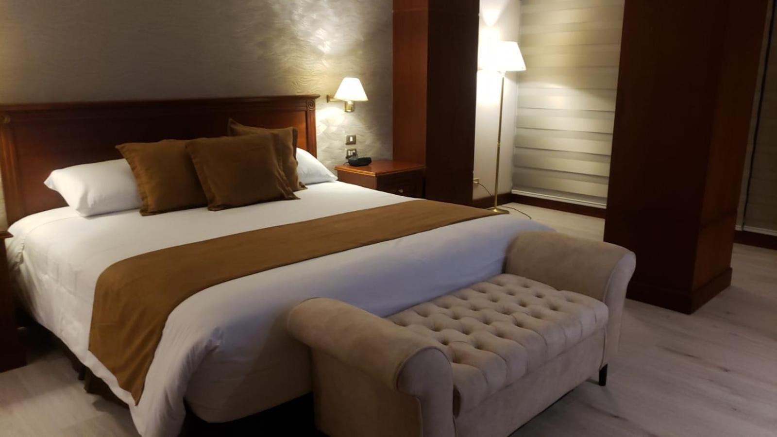 Hotel Emperador Ambato Exteriör bild