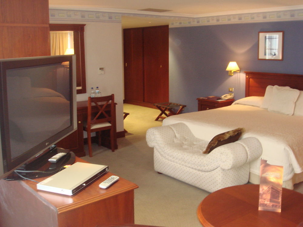 Hotel Emperador Ambato Exteriör bild