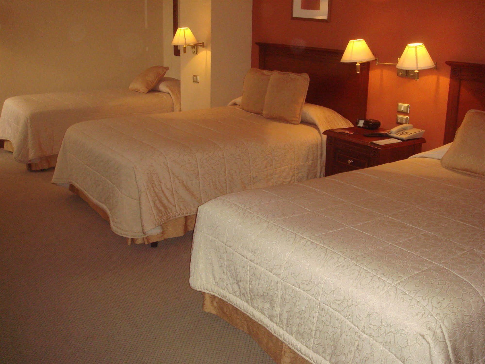 Hotel Emperador Ambato Exteriör bild